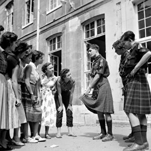 British Scouts in Kilts, in Paris caused great curiosity amongst French