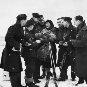 Britische Truppen im Manchester genießen Spaß am Schnee während des Zweiten Weltkriegs Britische Truppen im Manchester genießen Spaß am Schnee während des Zweiten Weltkriegs