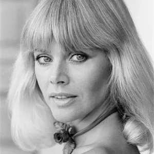 Britt Ekland, attrice svedese, fotografata a casa a Beverly Hills, Los Angeles, California.