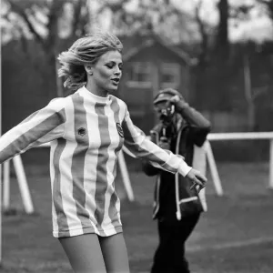 Britt Ekland entrena con Wolverhampton Wanderers F. C. 22 de noviembre de 1979