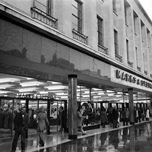Broad Street, Reading, Berkshire. Marks & Spencer. 27th January 1975