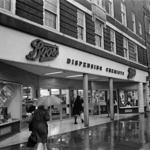 Broad Street, Reading, Berkshire. 27th January 1975 Broad Street, Reading, Berkshire. 27th January 1975