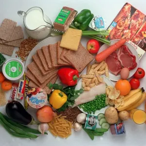 Brown bread, muller cheese, carrot chips, banana, french loaf, red pepper, yellow pepper Brown bread, muller cheese, carrot chips, banana, french loaf, red pepper, yellow pepper