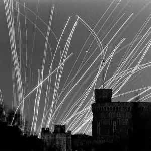 Questo è il cielo affollato sopra Windsor Castle, che si trova a cinque miglia da Heathrow. Questo è il cielo affollato sopra Windsor Castle, che si trova a cinque miglia da Heathrow.