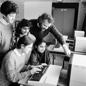 Voll beschäftigt im neuen Computerzimmer am Moor End High School steht Rebecca Walters an der Rückseite