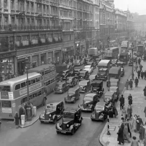 Escena de calle concurrida en Oxford Street, Londres mostrando tráfico pesado. Circa 1950