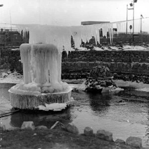 Bygones Snow Scene - Frozen Dawlish fountain 1963