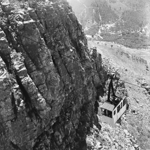 El cable que transporta a los turistas al pico de la Montaña de la Mesa, que sobre mira Ciudad del Cabo.