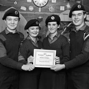 Estos cadetes de la 59 Escuadrilla del Cuerpo de Entrenamiento Aéreo con sede en Huddersfield estaban entre un grupo.