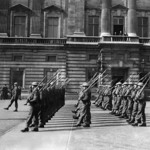 Canadian lake guard Buckingham Palace. April 1940 P035575 Canadian lake guard Buckingham Palace. April 1940 P035575