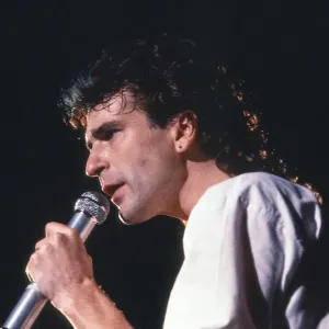 La banda de rock canadiense Saga en concierto en Hammersmith Odeon, cantante Mike Sadler.