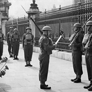 Canadian soldiers take over Guard duty at Buckingham palace during the Second World War