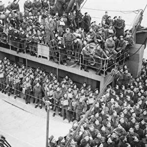 Canadian troops arrive in England. 26th November 1941