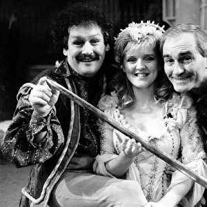 Cannon and Ball star as evil robbers in Babes in the Wood