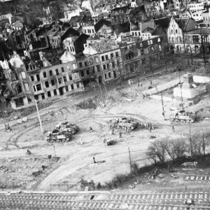 Captura de Monchengladbach. Tanques americanos en la Plaza del pueblo bombardeado de Monchengladbach. Circa 1940s Captura de Monchengladbach. Tanques americanos en la Plaza del pueblo bombardeado de Monchengladbach. Circa 1940s