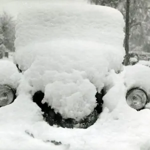 A car covered in snow after a heavy snowfall in Kent December 1962 A© A car covered in snow after a heavy snowfall in Kent December 1962 A©