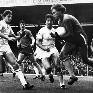 El portero del Cardiff City, Andrew Dibble, recoge el balón perseguido por Swansea. El portero del Cardiff City, Andrew Dibble, recoge el balón perseguido por Swansea.