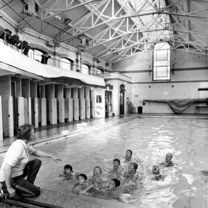 Cardiff - Old - Baths - Los alumnos de la escuela St Philip Evans obtienen algunos salvavidas. Cardiff - Old - Baths - Los alumnos de la escuela St Philip Evans obtienen algunos salvavidas.