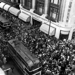 Cardiff - Old - Chaos in St Mary Street as thousands of people turn out to get a glimpse Cardiff - Old - Chaos in St Mary Street as thousands of people turn out to get a glimpse