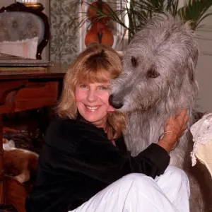 CARLA LANE (TV WRITER) WITH HER DOG 16 / 06 / 1989 CARLA LANE (TV WRITER) WITH HER DOG 16 / 06 / 1989