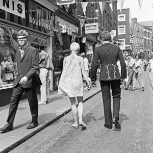 Carnaby Street Scenes: Jagger & Richards Bail, 1st July 1967 Print