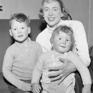 Caroline Benn vista aquí con sus dos hijos Stephen (izquierda) y Hilary 19 de marzo de 1955. Caroline Benn vista aquí con sus dos hijos Stephen (izquierda) y Hilary 19 de marzo de 1955.