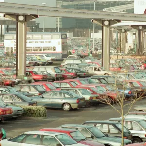 Parking complet, centre commercial Merry Hill à Brierley Hill, première journée de ventes de Noël.