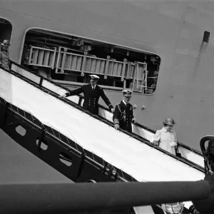 El portaaviones HMS Invencible regresó a casa desde las Islas Malvinas a una acogida tumultuosa en. El portaaviones HMS Invencible regresó a casa desde las Islas Malvinas a una acogida tumultuosa en.