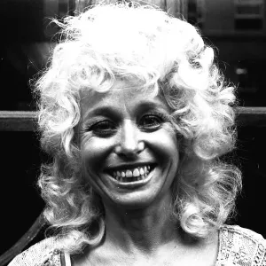 L'actrice de cabine Barbara Windsor à l'extérieur du Theatre Royal, Newcastle.
