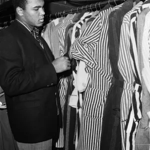Cassius Clay conocido como (Muhammad Ali) en Austin Reeds en la calle Regent de Londres.