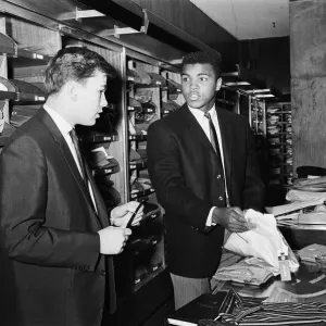 Cassius Clay conocido como (Muhammad Ali) se mide en Austin Reeds en Londres.