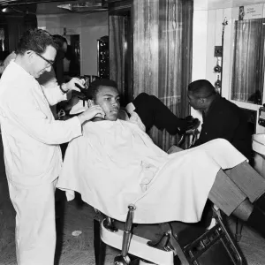 Cassius Clay conocido como (Muhammad Ali) se afeita en Londres.