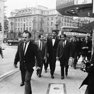 Cassius Clay (centre) et son entourage marchant sur Charing Cross Road en route vers sa conférence de presse. Cassius Clay (centre) et son entourage marchant sur Charing Cross Road en route vers sa conférence de presse.