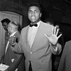 Cassius Clay (Muhammad Ali) à Soho le jour de son arrivée à Londres. Cassius Clay (Muhammad Ali) à Soho le jour de son arrivée à Londres.