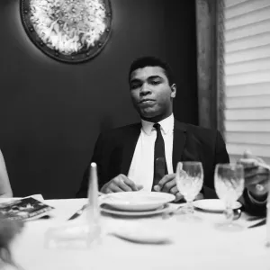 Cassius Clay (Ilustrado) comiendo en Londres antes de su viaje a Escocia para un.