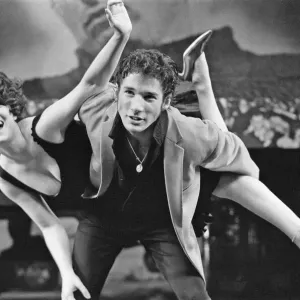 Die Besetzung des amerikanischen Musicalstücks Grease übt im neuen Theater von London abseits der Straße Drury Die Besetzung des amerikanischen Musicalstücks Grease übt im neuen Theater von London abseits der Straße Drury