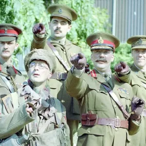Elenco de Blackadder Goes Forth en traje para sesión fotográfica Black Adder Rowan.