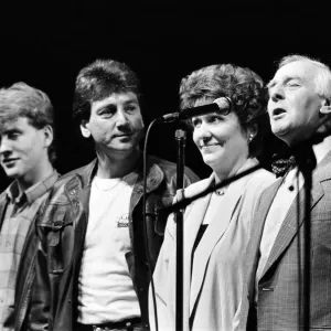 Certains des acteurs de Brookside au Livre d'Aide, Théâtre Empire de Liverpool. 20 septembre 1985.