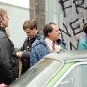 Il cast della serie televisiva Only Fools and Horses in scena durante le riprese. Il cast della serie televisiva Only Fools and Horses in scena durante le riprese.