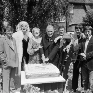 Il cast della nuova serie TV Thames Fox sta girando una scena di compleanno per il padre.