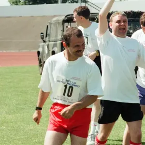 Feierlichkeiten nach dem Tug-of-War bei der jährlichen Sporttagung im Clairville-Stadion für die Leute