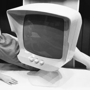 Celia Hammond pone en marcha este diseño futurista de un conjunto de televisión para 1971 por el Sr. John Denison Hunt.