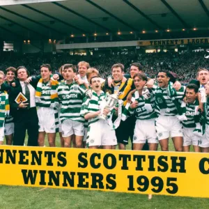 Les Celtics célèbrent leur victoire de la Coupe écossaise Tennents 1995.