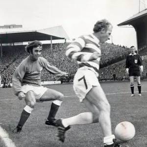 celtic fc jimmy johnstone takes on rangers player tommy mclean 1971 Celtic celtic fc jimmy johnstone takes on rangers player tommy mclean 1971 Celtic