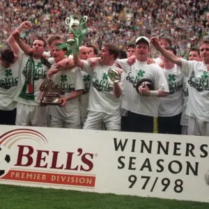 Les joueurs de football celtiques célèbrent leur victoire du championnat 1998 avec le trophée coupe des vainqueurs.