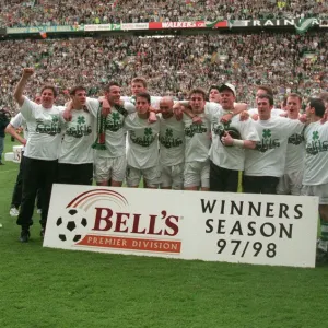 Les joueurs celtiques célèbrent leur victoire du championnat de la ligue 1998 avec les vainqueurs du trophée coupe.