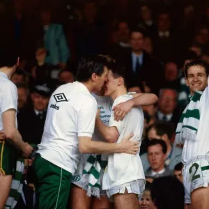 I giocatori celtici celebrano la vittoria della Premier League aprile 1988 Pat Bonner Andy. I giocatori celtici celebrano la vittoria della Premier League aprile 1988 Pat Bonner Andy.