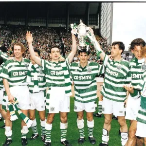Joueurs celtiques avec la coupe d'Ecosse Paul McStay Football Coupe d'Ecosse Finale 1995 Celtic v.