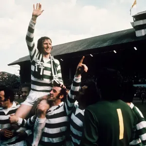 Celtique V Airdrie 1975 Finale de la Coupe d'Écosse Billy McNeill sur les épaules de ses coéquipiers.