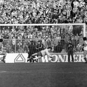Les versets celtiques - Rangers 1984 Finale de la Coupe d'Écosse. Pat Bonner parrie.